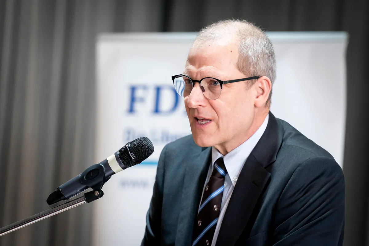 Tobias Bolliger spricht am Mikrofon.